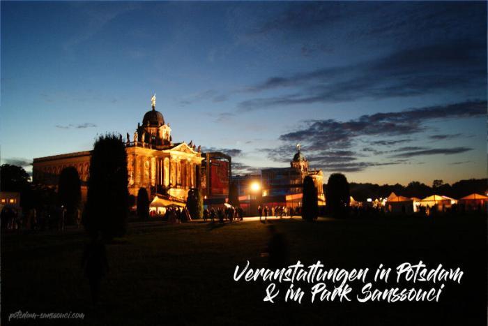 Beleuchtetes Neues Palais im Park Sanssouci in Potsdam während einer Abendveranstaltung.