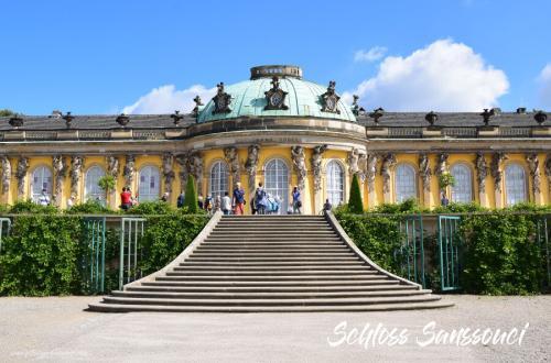 Schloss Sanssouci, Sanssouci Potsdam, Schloss Sanssouci Tickets, Park Sanssouci, Friedrich der Große, Sanssouci Eintritt, Sanssouci Führung, Sanssouci Öffnungszeiten, Schloss Sanssouci Geschichte, Sanssouci Bilder, Sanssouci Rundgang, Sanssouci Besichtigung, Sanssouci Marmorsaal, Sanssouci Konzertzimmer, Sanssouci Bibliothek, Sanssouci Sehenswürdigkeiten, Neue Kammern Sanssouci, Bildergalerie Sanssouci, Sanssouci Besuch planen, UNESCO Welterbe Sanssouci, Rokoko Schloss Deutschland, Sanssouci online buchen, Sanssouci Highlights, Schloss Sanssouci Anreise, Sanssouci Hotel in der Nähe, Potsdam Sehenswürdigkeiten, Friedrich II Schloss, Sanssouci Garten, Schloss Sanssouci Parkplan