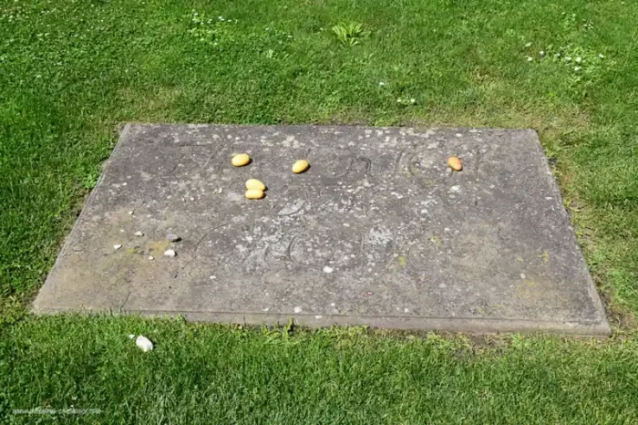 Grabplatte Friedrichs des Großen auf der Terrasse von Schloss Sanssouci in Potsdam mit abgelegten Kartoffeln.